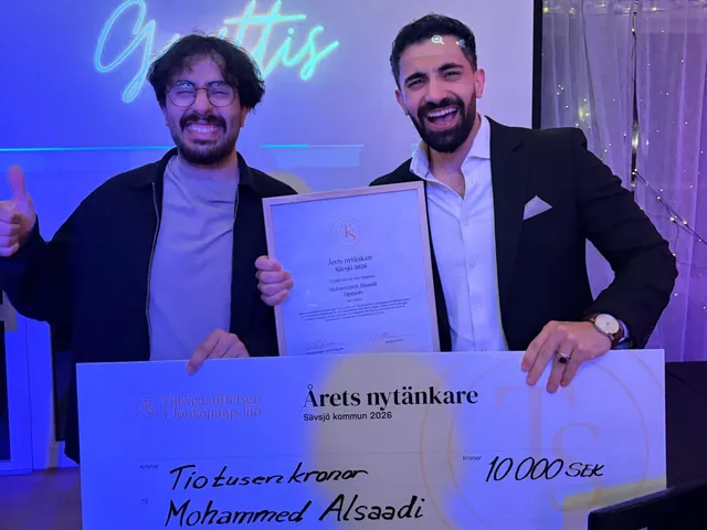 Hussein and Mo, Opmore's founder, laughing as they hold the Innovator of the Year diploma and a 10,000 SEK cheque.